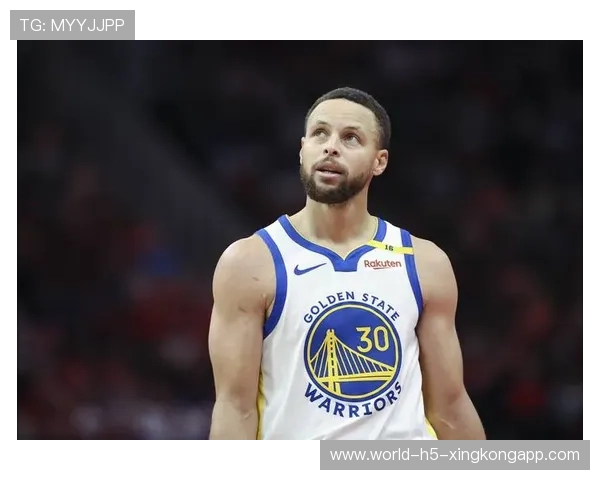 勇士战术调整失灵，库里独自苦撑，勇士队员对库里